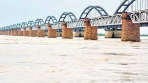 గోదావరి ఉగ్రరూపం .. సీఎం జగన్ ఆరా ..ముంపులో విలీన గ్రామాలు, ప్రమాదంలో ఉభయ గోదావరి జిల్లాలు