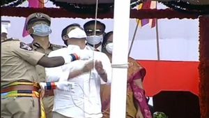 ప్రజాస్వామ్యం ప్రకారం వ్యవస్ధలు నడుచుకోవాలన్న జగన్- విజయవాడలో పతాకావిష్కరణ
