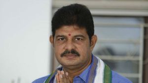 ప్లాస్మా డొనేట్ చేసేందుకు కలెక్టర్ ఆనంద్, ఎమ్మెల్యే కిలారీ రోశయ్య ఓకే.. స్ఫూర్తిగా నిలిచి..