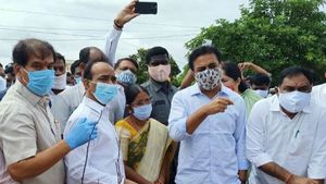 వరంగల్ ముంపు ప్రాంతాలను పరిశీలిస్తున్న కేటీఆర్ ... నాలాల అక్రమ నిర్మాణాల తొలగింపుకు మంత్రి ఆదేశాలు