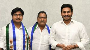 టీడీపీకి షాక్ ఇచ్చి వైసీపీ తీర్ధం పుచ్చుకున్న కీలక నేత .. జగన్ సమక్షంలో చేరిక   