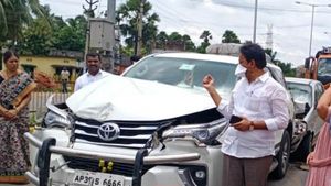 రోడ్డు ప్రమాదం నుంచి బయటపడ్డ వైసీపీ ఎంపీ: కారు డ్యామేజ్: డిప్యూటీ సీఎం కారులో 