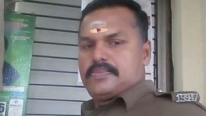 Torture: సినిమా ఆర్టిస్టు స్నానం చేస్తుంటే పోలీసు ఏం చేశాడంటే, మామూలోడుకాదు, ఆంటీలు రివర్స్! 