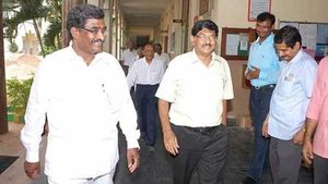 స్వర్ణ ప్యాలెస్ యజమాని శ్రీనివాసరావు కూడా పరారీ- విజయవాడ పోలీసుల ప్రకటన..