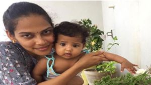 భర్త, అత్తామామ వేధింపులు: అపార్ట్‌మెంట్‌పై నుంచి కూతురుతో సహా దూకిన టెక్కీ మనోజ్ఞ