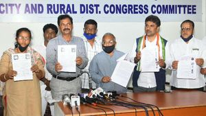 Super CM: తండ్రి సీఎం, కొడుకు సూపర్ సీఎం, ఏడాదిలో రూ. 5, 000 కోట్లు లూటీ ?, సాక్షం, లక్ష్మణ్ ! 