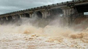 గోదావరి వరదలు .. చిగురుటాకుల్లా వందలాది గోదావరి జిల్లాల ముంపు గ్రామాలు.. రంగంలో రెస్క్యూ టీమ్స్!!
