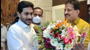 YS Jagan: బెంగళూరులో వైఎస్ జగన్, కర్ణాటక సీఎం ఆదేశాలతో బీజేపీ ఎమ్మెల్యే చర్చలు, తిరుమలలో ! 