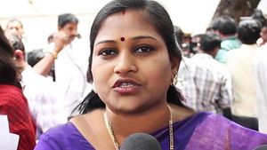 చున్నీలపై ట్వీట్ వార్: నెటిజన్‌కు దిమ్మతిరిగే ఆన్సర్, పతీతలైపోతారా అంటూ టీడీపీ అనిత ధ్వజం