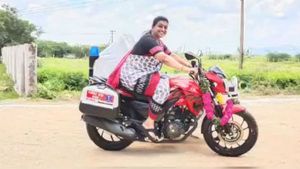  నగరిలో బైక్ అంబులెన్స్ నడిపిన వైయస్సార్సీపీ ఎమ్మెల్యే రోజా(వీడియో)