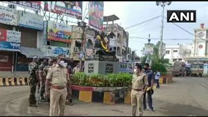 సీఆర్పీసీ 30: పోలీసుల గుప్పిట్లో కోనసీమ..ఉద్రిక్తత: అడుగడుగునా: పోలీసుల అదుపులో కమలనాథులు