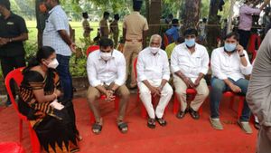 ఎస్పీ బాలు అంత్యక్రియల్లో మంత్రి అనిల్... ఏపీ ప్రభుత్వం తరపున నివాళి