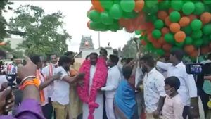 Modi Birthday: కింద టపాసులు, గాల్లో పేలిపోయిన బెలూన్లు, 10 సెకన్లలో కలకలం, 30 మందికి ! 