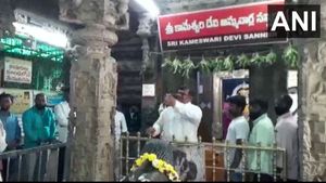 మధ్యలో నువ్వెవడివి..నీకా అధికారం లేదు: ఆలయంలో ఏపీ బీజేపీ నేత దౌర్జన్యం: కేసు నమోదు