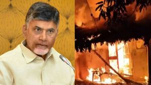 దళిత మహిళ గుడిసెను తగులబెట్టిన వైసీపీ నేతలు: చంద్రబాబు: సాక్ష్యంగా వీడియో క్లిప్