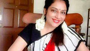 jewellery: నటికి సినిమా చూపించిన శివకామి, మంచిరోజు చూసి ఛాప దిండు సర్దేసింది, గోవిందా గోవింద ! 