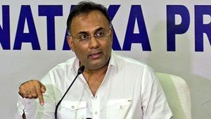  గుండూరావుకు కరోనా పాజిటివ్ - ఇప్పటికే ఓ కేంద్ర మంత్రి, కాంగ్రెస్ ఎమ్మెల్యే బలి - కర్ణాటకలో సీన్ ఇది