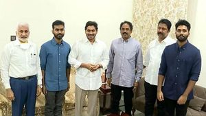 సీఎం జగన్ ను కలిసిన టీడీపీ ఎమ్మెల్యే వాసుపల్లి గణేష్ .. అనుకున్నట్టుగానే !!