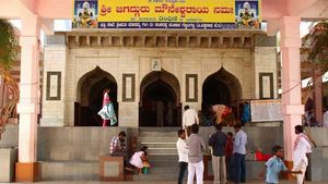 డిఫరెంట్ ట్రెండ్: కర్ణాటక ఆలయంలో గంజాయి ప్రసాదం: ప్రాంగణంలోనే దమ్ము కొట్టడానికీ అనుమతి
