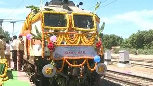అనంత రైతులకు కానుక: సౌత్‌లో ఫస్ట్‌టైమ్: కిసాన్ రైలు: కేంద్రమంత్రితో కలిసి ప్రారంభించిన జగన్