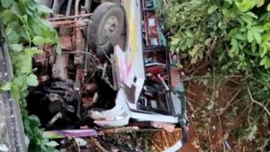 చెన్నై టు వైజాగ్: నదిలో బోల్తా కొట్టిన ప్రైవేటు బస్సు: వంతెన గోడను ఢీ కొట్టి..