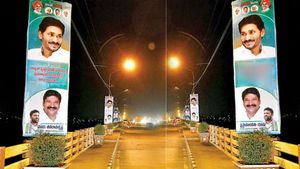 విజయవాడలో వైసీపీ ఫ్లెక్సీల కలకలం- కోర్టులకు వ్యతిరేకంగా.. ఏకంగా జగన్‌ బొమ్మతోనే...