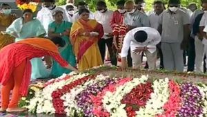 వైఎస్సార్‌కు నివాళి అర్పించిన జగన్: ఆయన మా బావ: మోహన్‌బాబు: అవినాష్ రెడ్డి గైర్హాజర్