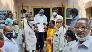  అంతర్జాతీయ వృద్ధుల దినోత్సవం సంధర్బంగా ఆర్డీవోకు వినతిపత్రం అందజేసిన చౌటుప్పల్ వృద్దులు
