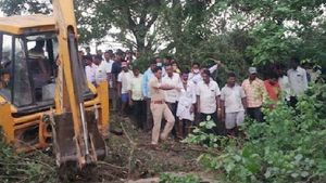 వరంగల్ జిల్లాలో ఘోర ప్రమాదం - బావిలోకి దూసుకెళ్లిన జీపు - ప్రయాణికుల కోసం గాలింపు