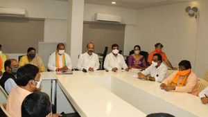 టీఆర్ఎస్‌కు ఉరితాడే! పవన్ పార్టీతో కలిసి జీహెచ్ఎంసీ ఎన్నికల్లో.: బండి సంజయ్