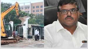 చంద్రబాబు బంధువులైతే ఏంటి... వదిలేయాలా... గీతం నిర్మాణాల కూల్చివేతలపై బొత్స