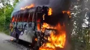 ప్రైవేటు బస్సులో పెను మంటలు: విశాఖ నుంచి విజయవాడకు వస్తూ అగ్నికీలల్లో: పూర్తిగా దగ్ధం