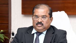చంద్రబాబుపై వైసీపీ ఎమ్మెల్యే ట్వీట్‌ షేర్‌ చేసిన కలెక్టర్‌- ఎలా చేస్తారంటూ కేశినేని ఫైర్‌