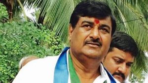 మంత్రి ధర్మానకు మతి చలించింది.. బాబుతో పోటీనా... టీడీపీ సీనియర్ నేతల రివర్స్ పంచ్ 