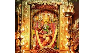 గాయత్రీ దేవిగా బెజవాడ దుర్గమ్మ- 40 లక్షల హారం కానుకిచ్చిన ఎన్నారై భక్తుడు..