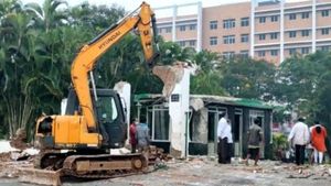 గీతం యూనివర్సిటీ కట్టడాల కూల్చివేతలపై హైకోర్టు స్టే... నవంబర్ 30 వరకు...