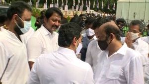  గన్నవరం వైసీపీ వర్గపోరుకు జగన్‌ చెక్‌- చేతులు కలిపిన ఎమ్మెల్యే వంశీ, యార్గగడ్డ.. 