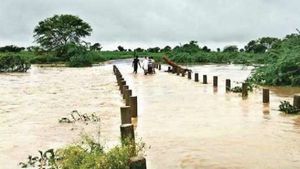  విషాదం : వాగు దాటుతూ తండ్రి గల్లంతు... బోరున విలపించిన కొడుకు