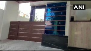 పీసీసీ అధ్యక్షుడికి షాక్: సీబీఐ మెరుపుదాడి: మోడీకి చేతనైంది అదొక్కటేనంటూ: తెల్లవారుజాము నుంచే