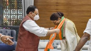 కాంగ్రెస్ కు షాక్ ... బీజేపీ తీర్థం పుచ్చుకున్న ఖుష్బూ.. రానున్న ఎన్నికలే టార్గెట్ 