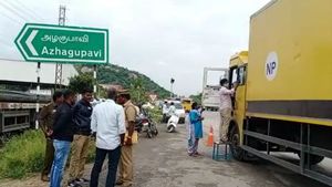  సినీ ఫక్కీలో తమిళనాడులో దోపిడీ ... 15 కోట్ల విలువైన మొబైల్ ఫోన్ల కంటైనర్ చోరీ