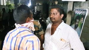 వైసీపీ ఎంపీ నందిగం సురేష్‌కు అమరావతి సెగ- దాడికి విఫలయత్నం.. బైక్‌ అడ్డుపెట్టి రాడ్డుతో