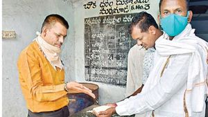 రేషన్ బియ్యంలో యూరియా: వినియోగదారుల ఆందోళన, తనకేమీ తెలియదంటోన్న డీలర్ 