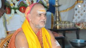 వారి నిర్లక్ష్యం వల్లే ఇదంతా .. దేవాదాయ శాఖలోని అధికారులపై స్వరూపానందేంద్ర వ్యాఖ్యలు 