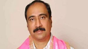 మరో టీఆర్ఎస్ ఎమ్మెల్యేకు కరోనా పాజిటివ్: హోంక్వారంటైన్లోకి సంజయ్