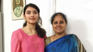  ఎంఆర్ కాలేజీ: తండ్రి, తాతల పేరు చెడగొడతారా? సంచైతపై ఊర్మిళ గజపతిరాజు కీలక వ్యాఖ్యలు