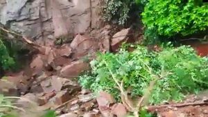 విరిగిపడ్డ కొండచరియ: ఇంద్రకీలాద్రి ఘాట్ రోడ్డుపై బండరాళ్లు: భయాందోళనల్లో భక్తులు