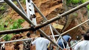 జగన్‌ పర్యటన సమయంలో అపశృతి- ఇంద్రకీలాద్రిపై విరిగిపడ్డ కొండచరియలు- భక్తులకు గాయాలు