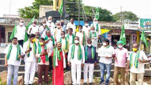 మళ్లీ వేడెక్కిన అమరావతి- వైసీపీ పోటీ ఉద్యమం- బీజేపీ పెయిడ్‌ ఆర్టిస్టులు, చీరల కామెంట్స్‌తో..