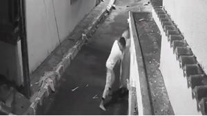 CCTV: మేడమ్ ఒక్కసారి అంటూ నడిరోడ్డులో నలిపేశాడు, ఖర్మకాలిపోయింది, ఏదో అనుకుంటే, వాడేవీడు! 